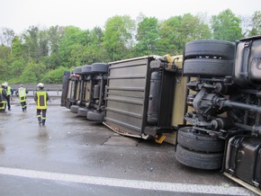 FW-D: LKW liegt quer auf Autobahn - Zwei Verletzte