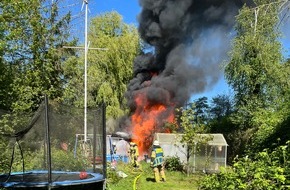 Feuerwehr Bremerhaven: FW Bremerhaven: Feuer im Kleingartengebiet