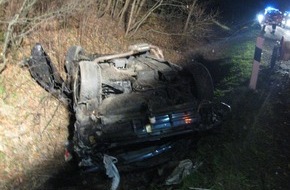Polizeiinspektion Hildesheim: POL-HI: Verkehrsunfall auf der Autobah 7 fordert drei Schwerverletzte Mercedes überschlägt sich und bleibt auf dem Dach liegen