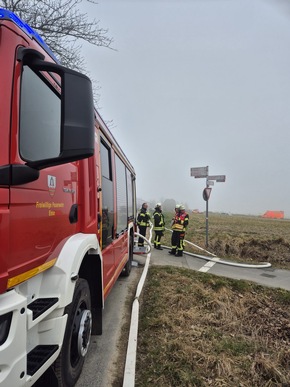 FW Ense: Arbeitsreicher Tag für die Feuerwehr Ense am Dienstag / Einsatzkräfte werden bei Großbrand und Verkehrsunfall gefordert