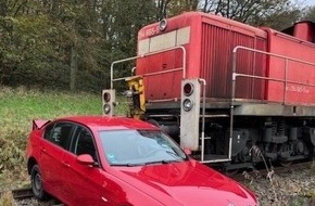 Bundespolizeiinspektion Kaiserslautern: BPOL-KL: Güterzug kollidiert mit PKW auf der Bahnstrecke zwischen Steinwenden und Obermohr