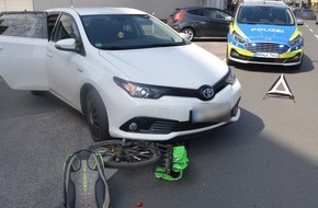 Kreispolizeibehörde Herford: POL-HF: Auto und Fahrrad stoßen zusammen - Jugendlicher verletzt sich