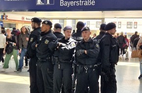 Bundespolizeidirektion München: Bundespolizeidirektion München: Kroatische Fußballfans zünden Rauchtopf im Münchner Hauptbahnhof