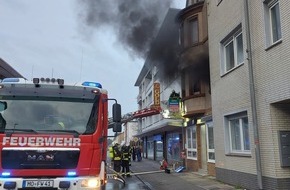 Feuerwehr Moers: FW Moers: Brand in Wohn- und Geschäftshaus / Rauchmelder warnen Bewohner frühzeitig