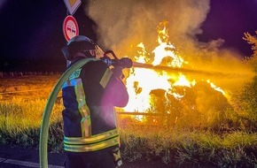 Freiwillige Feuerwehr Menden: FW Menden: Strohmiete in Vollbrand