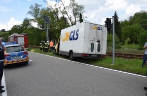 Polizeipräsidium Westpfalz: POL-PPWP: Kleinlaster prallt gegen Signalanlage