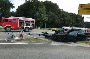 Polizei Coesfeld: POL-COE: Nottuln, Darup, B 525/ Auto überfährt Ampel - Fahrer schwer, Beifahrer lebensgefährlich verletzt
