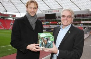 Deutsche Welthungerhilfe e.V.: Weihnachtsgrüße aus der Mannschaftskasse. Werkself von Bayer 04 Leverkusen spendet 5.000 Euro an die Welthungerhilfe (mit Bild)