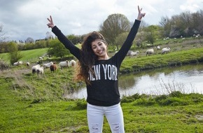 SAT.1: Showbühne statt Schafwiese: "The Voice Kids"-Talent Renaz (13) will sich aus ihrem 1177-Seelen-Dorf nach New York singen (FOTO)