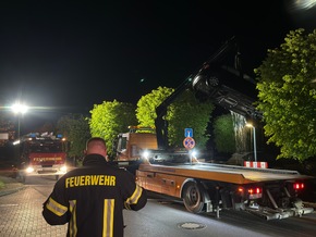 FW-AUR: PKW im Wasser