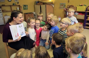 AOK Sachsen-Anhalt: AOK-Mitarbeiter unterstützen Vorlesetag: An Schulen und Kitas im ganzen Land unterwegs