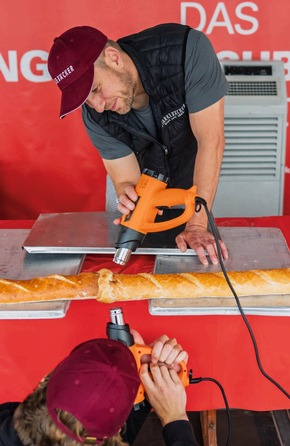 &raquo;M&ouml;belhaus H&ouml;ffner&laquo; pr&auml;sentiert das l&auml;ngste Fischbr&ouml;tchen der Welt (51,87 Meter)