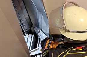 Feuerwehr München: FW-M: Aufzug muss gewaltsam geöffnet werden (Neuhausen)