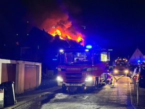 FW-Heiligenhaus: Dachstuhlbrand eines Mehrfamilienhauses