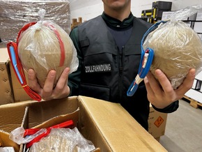 ZOLL-M: Explosiver Fund - Zoll stellt hochgef&auml;hrliche Kugelbomben sicher.