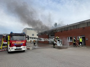 FW-AUR: Brennende Transporter in Hallenkomplex