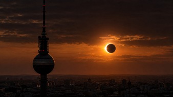 Berliner Fernsehtum: Himmelsspektakel &uuml;ber Berlin: Sonnenfinsternis vom Fernsehturm aus erleben