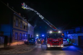FW LK Neunkirchen: Feuerwehr rettet Meerschweinchen aus brennendem Haus
