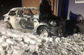 Polizei Duisburg: POL-DU: Aldenrade: E-Auto brennt - Zeugen gesucht