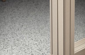 Lindner Group KG: Lindner Life Stereo_N – Glastrennwand mit eleganter Holzrahmung