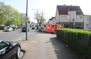 Polizei Rheinisch-Bergischer Kreis: POL-RBK: Bergisch Gladbach - Weißer SUV nach Unfallflucht auf der Mülheimer Straße gesucht
