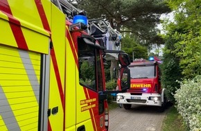 Freiwillige Feuerwehr Aurich: FW-AUR: Holzteile von Hütte und Zaun in Brand