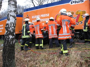 POL-WL: Pkw prallt frontal auf Lkw