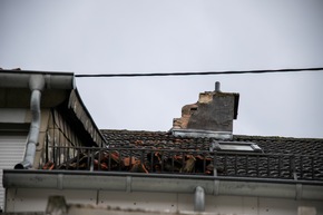 FW LK Neunkirchen: Gewitter über Neunkirchen - Blitz sprengt Kamin und Windböe bläst Verkaufsbude um