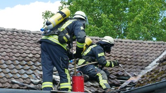 Freiwillige Feuerwehr Celle: FW Celle: Feuer im Dachbereich in Westercelle - eine verletzte Person