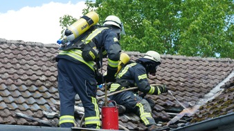 Freiwillige Feuerwehr Celle: FW Celle: Feuer im Dachbereich in Westercelle - eine verletzte Person