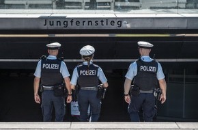 Bundespolizeiinspektion Hamburg: BPOL-HH: Aggressor attackiert RTW-Sanitäter und Bundespolizisten an Hamburger S-Bahnstation- Bundespolizist bedroht und angespuckt-
