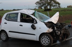 Polizei Minden-Lübbecke: POL-MI: Auto überschlägt sich bei Unfall