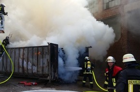 Feuerwehr Düsseldorf: FW-D: Altholz auf Abrissgelände geriet in Brand