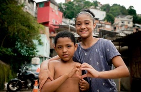 ARD Mediathek: Weltspiegel Doku über das Leben in Rios größter Favela / "Tür an Tür mit dem Gangster - Leben in Rios größter Favela"
