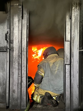 FW-WRN: Realbrandausbildung der Freiwilligen Feuerwehr Werne