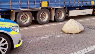 Polizeiinspektion Rotenburg: POL-ROW: ++ Fundstück der Woche - Lkw schleift großen Findling mit ++