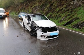 Polizeipräsidium Freiburg: POL-FR: Landkreis Lörrach / Gemarkung Zell: Felssturz verursacht Unfall - eine Leichtverletzte - Totalschaden