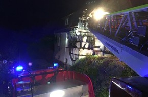 Feuerwehr Attendorn: FW-OE: Brandausbreitung verhindert / Fassade brennt an Wohngebäude in Attendorn-Beukenbeul