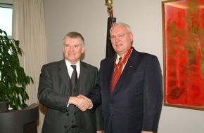 DLRG - Deutsche Lebens-Rettungs-Gesellschaft: DLRG Präsident Klaus Wilkens mit Großem Verdienstkreuz ausgezeichnet