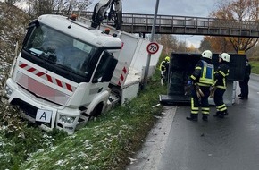 Kreispolizeibehörde Märkischer Kreis: POL-MK: Lkw-Kran stößt gegen Fußgängerbrücke