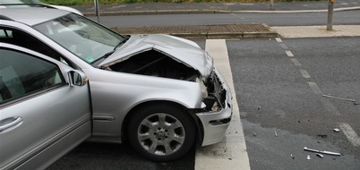 Polizei Hagen: POL-HA: Zwei Autofahrer bei Verkehrsunfall in Hagen leicht verletzt