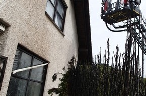 Feuerwehr Plettenberg: FW-PL: OT-Eiringhausen. Unkrautverbrennung führt fast zu Wohnhausbrand. Feuerwehr kann Übergreifen des Brandes in letzter Minute verhindern.