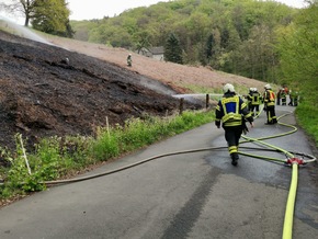 FW-EN: Zwei Flächenbrände beschäftigten die Hattinger Feuerwehr - Übergreifen auf Wald kann verhindert werden