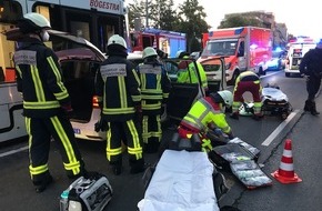 Feuerwehr Bochum: FW-BO: PKW kollidiert mit Straßenbahn in Wattenscheid