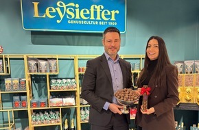 Confiserie Rabbel: 75 Jahre "Die Himmlischen": Confiserie Rabbel feiert Jubiläum des Pralinen-Klassikers / Original-Leysieffer-Rezept von Rabbel behutsam aufgefrischt