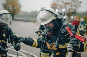 Feuerwehr Moers: FW Moers: PKW brennt unter Carport
