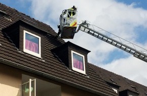 Freiwillige Feuerwehr Menden: FW Menden: Unwettereinsätze, Blitz löst Sirene aus, Brandeinsatz in Wohnheim