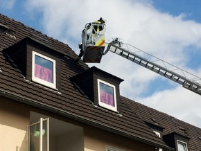 FW Menden: Unwettereinsätze, Blitz löst Sirene aus, Brandeinsatz in Wohnheim