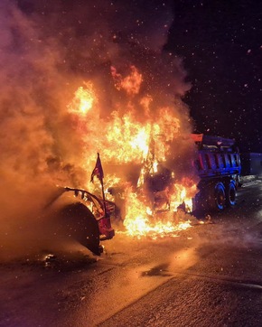 FW-DT: Brennendes Räum- / Streufahrzeug auf der Bielefelder Straße