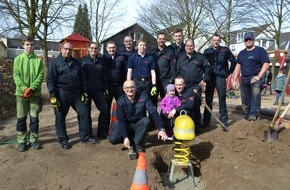 Feuerwehr Mettmann: FW Mettmann: Feuerwehrspielplatz in Mettmann wird vervollständigt/
Förderverein und Vertreter der Kreissparkasse weihen "Wackelhelm" ein.